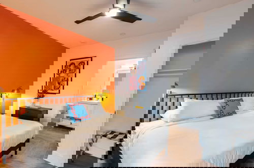 Foto 17 - Dual Bachelor Pads w/ Rooftop Lounge & Games Sleeps 26 5 Min to Broadway