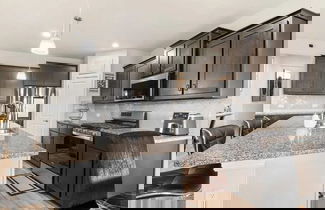 Foto 2 - Modern Luxury 4BD Home Near Dallas TX