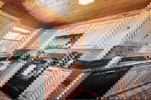 Foto 13 - Fontana by Avantstay Gorgeous Mountain Cabin w Views Hot Tub Game Room