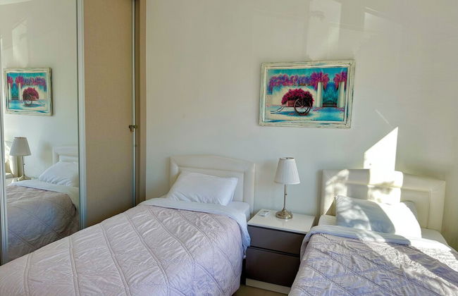 Poolside 2 Bedroom Vacation Rental With Garden Terrace - Foto 4