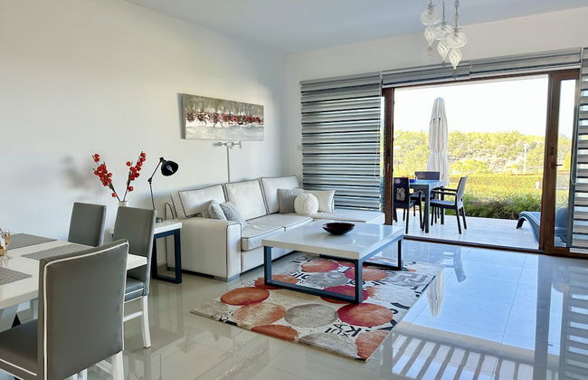 Poolside 2 Bedroom Vacation Rental With Garden Terrace - Foto 6