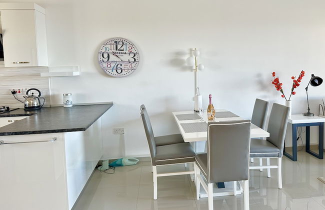 Poolside 2 Bedroom Vacation Rental With Garden Terrace - Foto 14