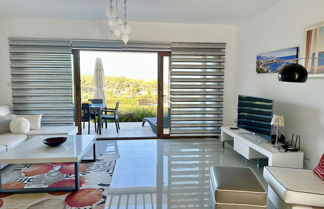 Poolside 2 Bedroom Vacation Rental With Garden Terrace - Foto 8