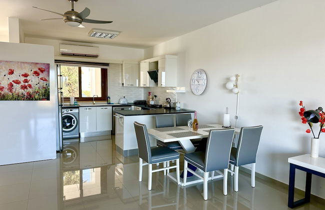 Poolside 2 Bedroom Vacation Rental With Garden Terrace - Foto 13