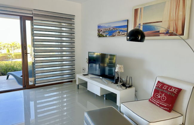 Poolside 2 Bedroom Vacation Rental With Garden Terrace - Foto 11