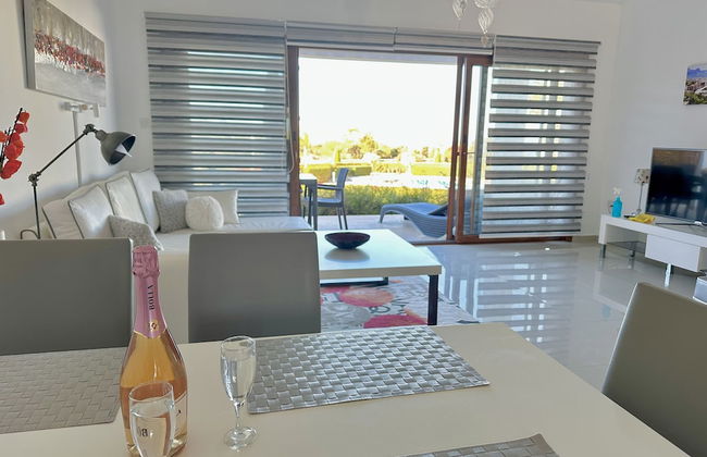 Poolside 2 Bedroom Vacation Rental With Garden Terrace - Foto 7