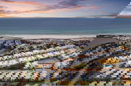 Foto 55 - Walk to the Beach, Pool, 5bdr, 3 Porches Beach Sea-ker's Retreat by Avantstay