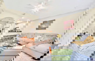 Foto 1 - Upstay - Modern Condo w Pool Hot Tub and Sauna