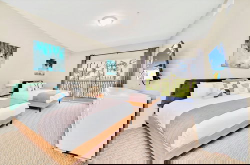 Foto 3 - Upstay - Modern Condo w Pool Hot Tub and Sauna