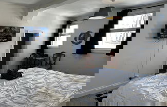 Photo 2 - Family Friendly One Bedroom Apartment w King Bed
