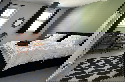 Photo 1 - Family Friendly One Bedroom Apartment w King Bed
