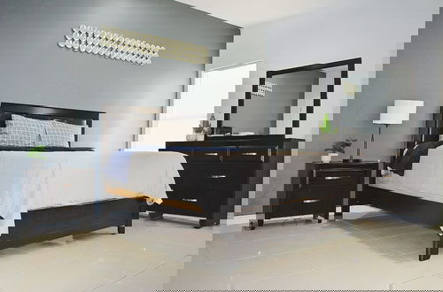 Foto 2 - Elegant Apartment 10 min to Mercedes Outlets