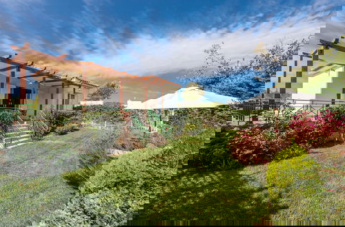 Foto 6 - Estia Coastal Dream - Lush Enchanting Garden Gem