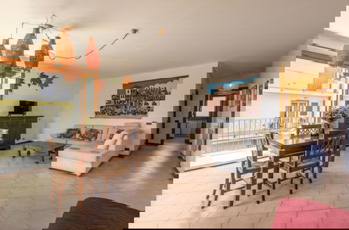Foto 9 - Spacious Apartment With Terrace by Wonderful Italy