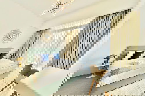 Foto 6 - Waves - Comfortable JVC Apt with Balcony