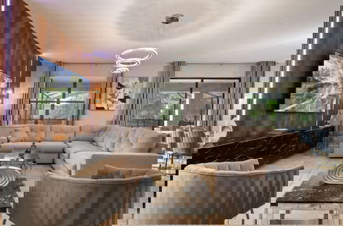 Foto 12 - Cinematic Escape Stay in a Movie Themed Mansion