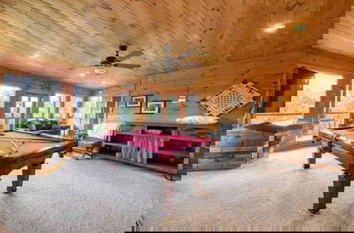 Foto 6 - Awe-inspiring Estate w Pool Theater Fire Pit