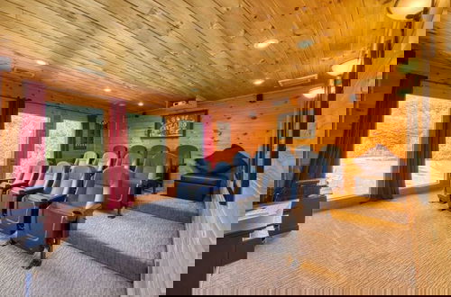 Foto 3 - Awe-inspiring Estate w Pool Theater Fire Pit