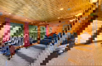 Foto 3 - Awe-inspiring Estate w Pool Theater Fire Pit