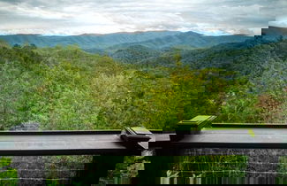 Foto 2 - Awe-inspiring Estate w Pool Theater Fire Pit