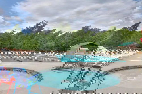 Foto 45 - Awe-inspiring Estate w Pool Theater Fire Pit