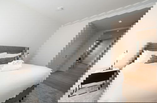 Foto 14 - Spectacular Three-bedroom Apartment With City View