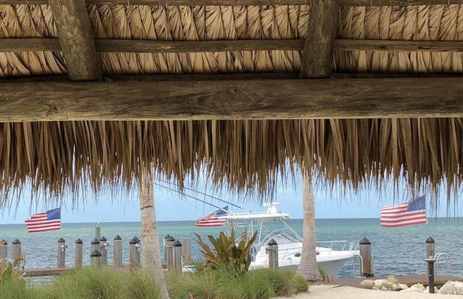 2 Beautiful 4 Bed 3 Bath Pool Home w Free Dock - Photo 5