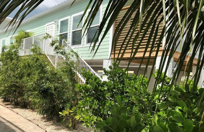 2 Beautiful 4 Bed 3 Bath Pool Home w Free Dock - Photo 10