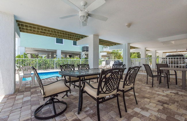 5 Beautiful 4 Bed 3 Bath Pool Home w Free Dock - Photo 9