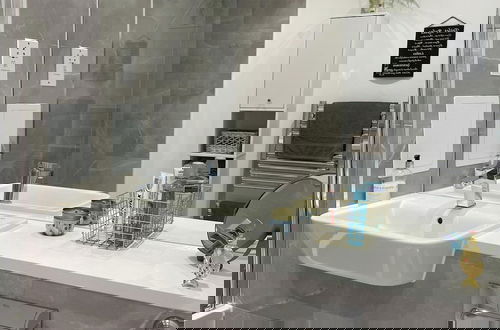 Foto 13 - Modern Apartment All Amenities Greater London