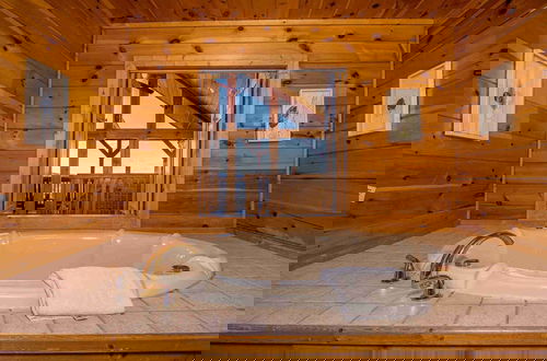 Foto 29 - Upscale Cabin Stunning Views Hot Tub Game Room