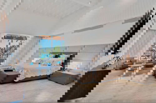 Foto 32 - Architectural Oceanfront Masterpiece w Pool