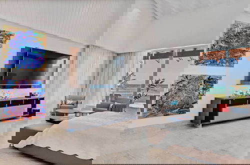 Foto 33 - Architectural Oceanfront Masterpiece w Pool