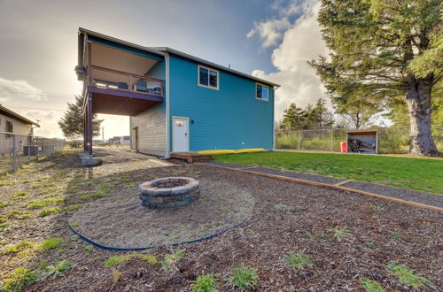 Foto 6 - Canal-front Home in Ocean Shores w/ Dock & Views