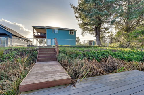 Foto 5 - Canal-front Home in Ocean Shores w/ Dock & Views