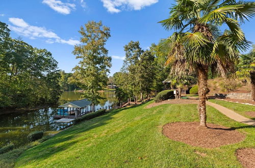 Foto 45 - Jake's Lake House by Avantstay Lake Gazebo