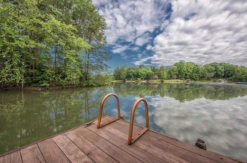 Foto 43 - Jake's Lake House by Avantstay Lake Gazebo