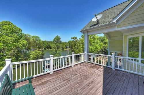 Photo 52 - Jake's Lake House by Avantstay Lake Gazebo