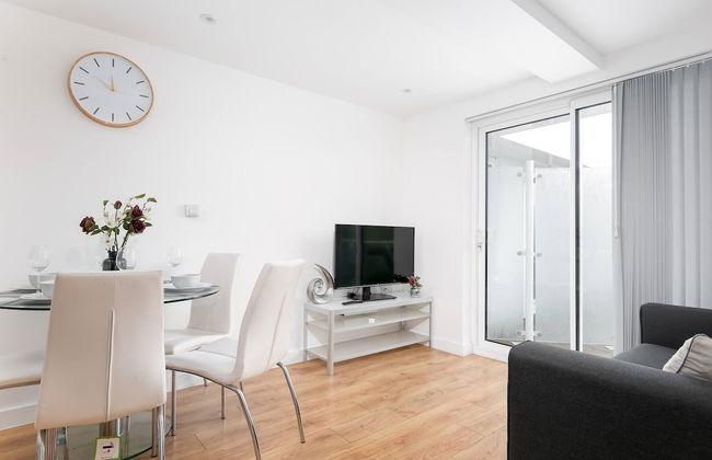 Skyvillion 2bed Enfield Flat W Balcony - Parking - Foto 27