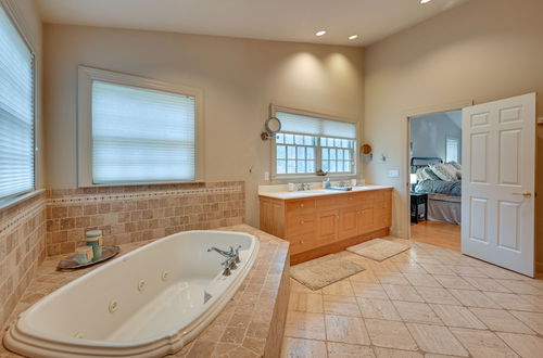 Foto 7 - Monterey Home w/ Hot Tub, Pool & Game Room