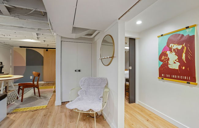 Mid-Century Vibes Basement - Foto 17