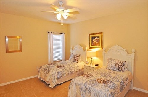 Foto 5 - Beautiful Pool/spa & Game Room Near Disney! 5 Bedroom Home by Redawning