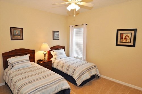 Photo 6 - Beautiful Pool/spa & Game Room Near Disney! 5 Bedroom Home by Redawning