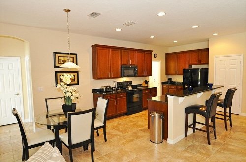 Foto 8 - Beautiful Pool/spa & Game Room Near Disney! 5 Bedroom Home by Redawning