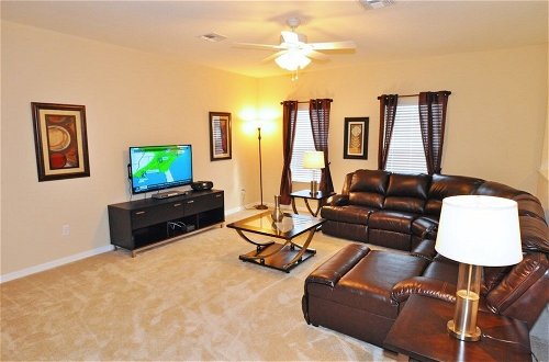 Foto 9 - Beautiful Pool/spa & Game Room Near Disney! 5 Bedroom Home by Redawning