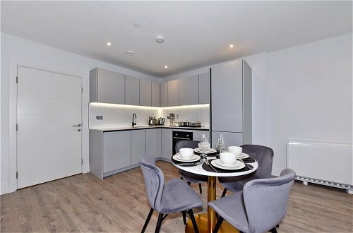 Photo 10 - Prestigious & Luxury 2-bed Apartment in Slough