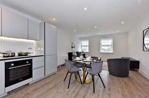 Photo 5 - Prestigious & Luxury 2-bed Apartment in Slough
