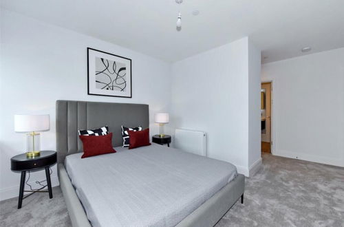 Photo 4 - Prestigious & Luxury 2-bed Apartment in Slough