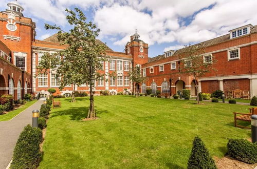 Photo 23 - Chic Victorian Flat in Private Estate - Mile End