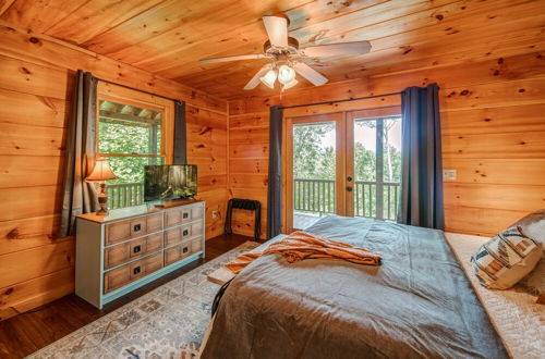 Foto 7 - Gorgeous & Secluded 3 BDR Cabin in Mineral Bluff